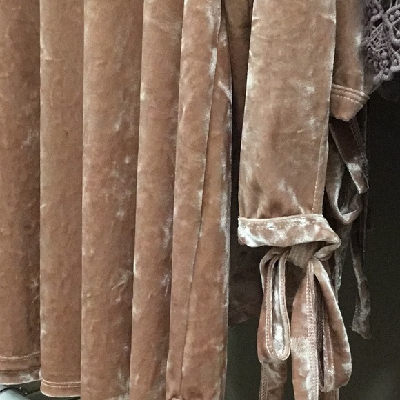 Sold out***Champagne Pink velvet top NEW Boutique - Picture 3 of 3